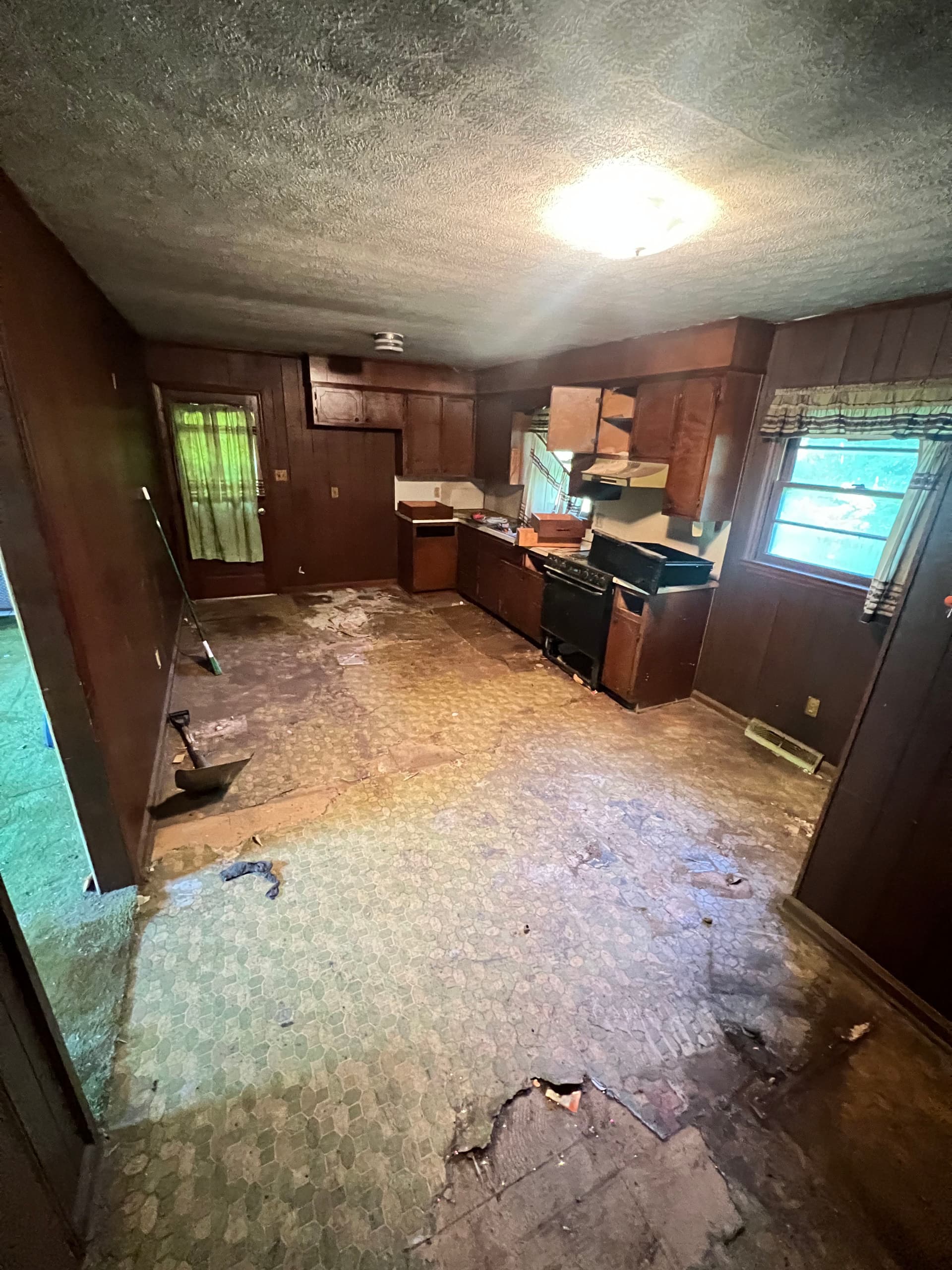 Gallery photos for Full House Hoarder Cleanout Done Right, Room by Room: Image #1